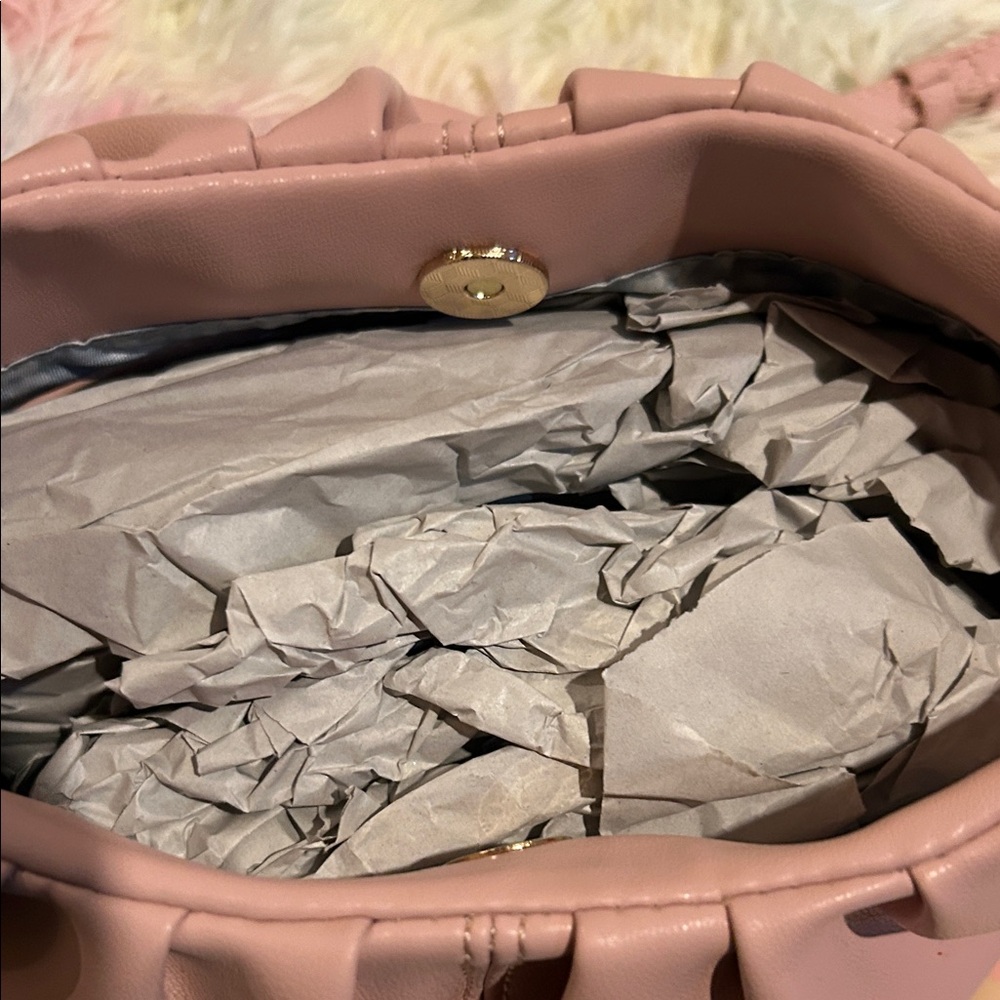 Izzy & Ali Pink bag with Chain Strap Crossbody with Beauty - Picture 9 of 11
